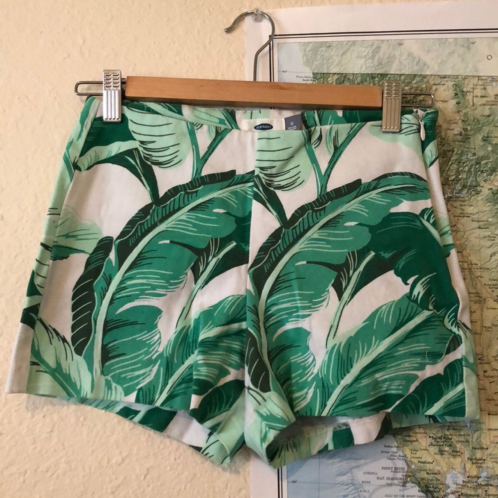 Tropical high waisted shorts🌿